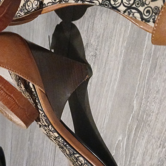 Micheal Korrs Sandals - Picture 4 of 9